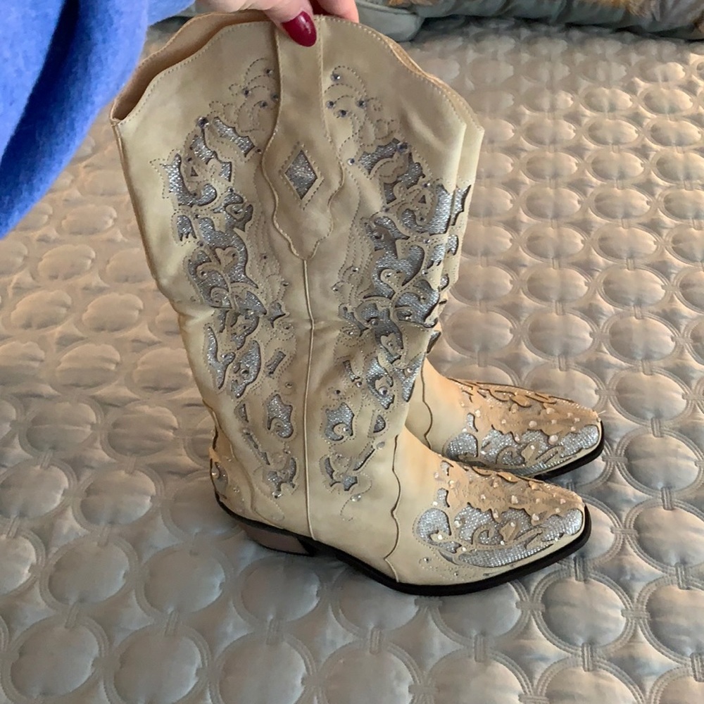 Sparkly cowboy boots size 7 more like size 8.5